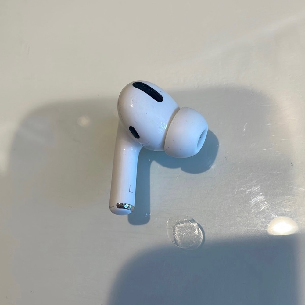 Left apple airpod pro